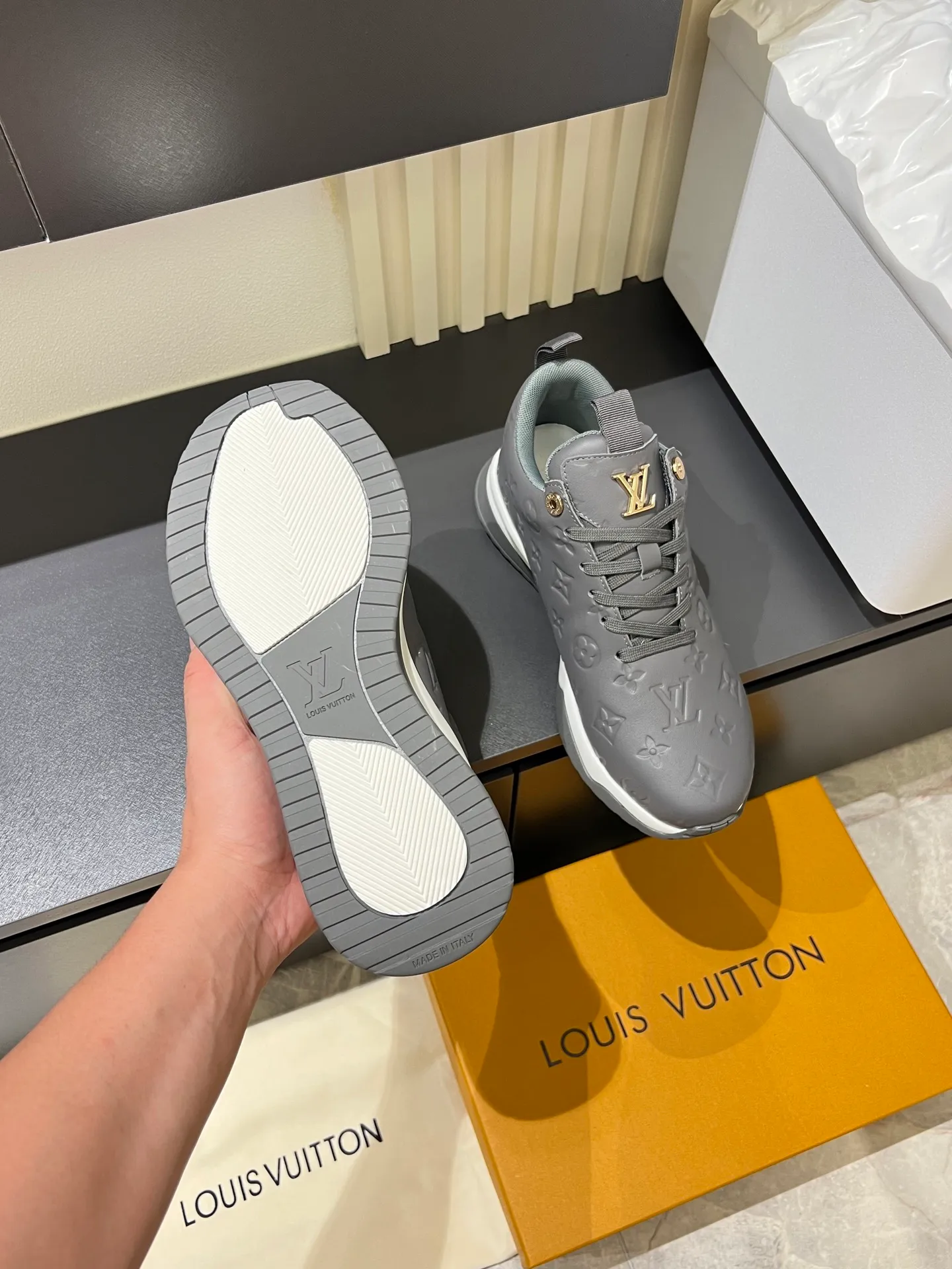 p520 "LOUI* VUITTO*" popular men's casual shoes, genuine development in Italy💯purchasing level quality✔️The upper is made of first-layer cowhide, comfortable and soft sheepskin feet⚡️Fashionable and versatile, the toe last shape is firm and full, and the soles are made from original LV molds and can be freely entered and exited the counter. Light and comfortable on the feet~Purely handmade, details determine quality! Size:39-44!